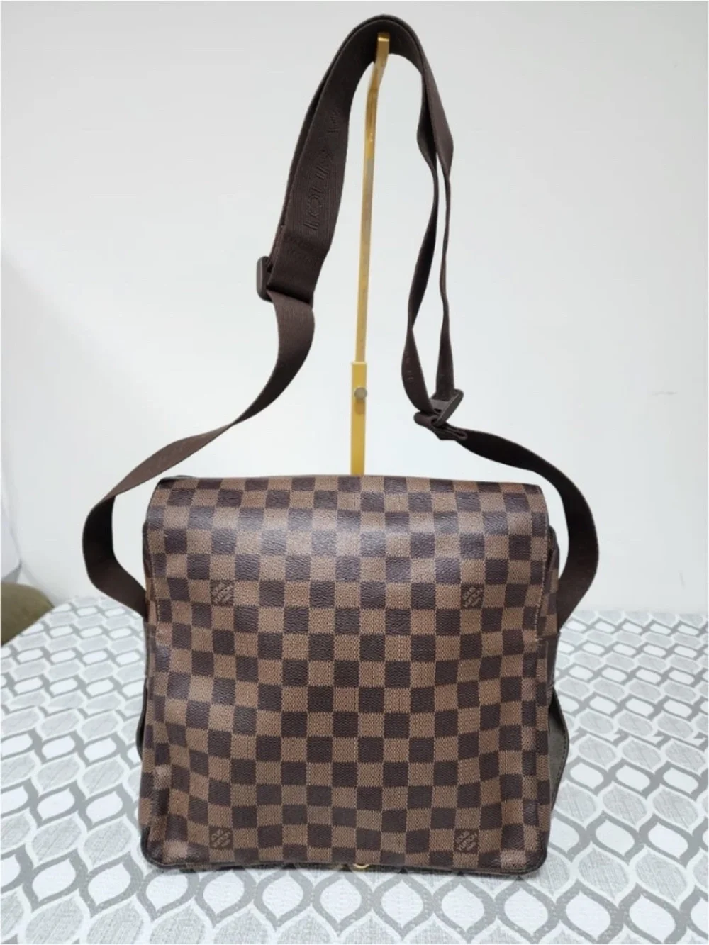 Authentic This authentic LOUIS VUITTON Damier Canvas Naviglio Messenger Bag Brow